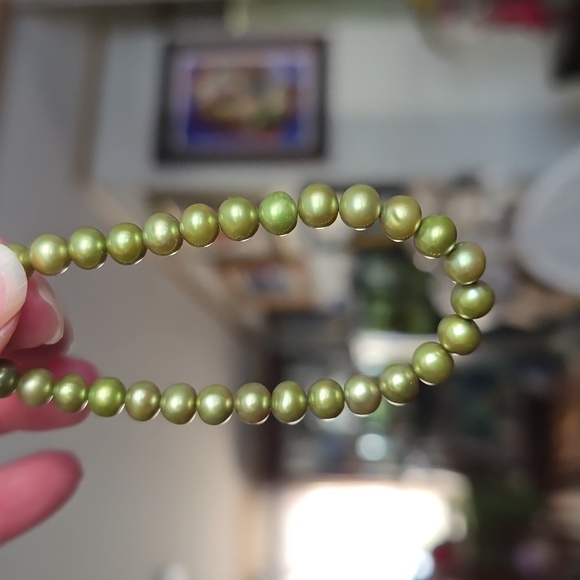 New. 8.mm Olive Green Cultured Freshwater Pearl Stretch Bracelet - Picture 3 of 3